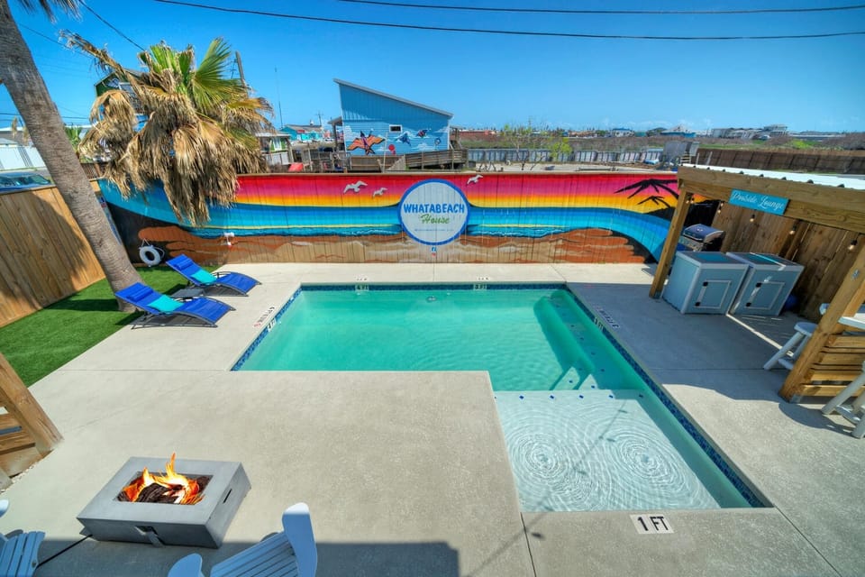 Immerse yourself in a relaxing pool. (Whatabeach)