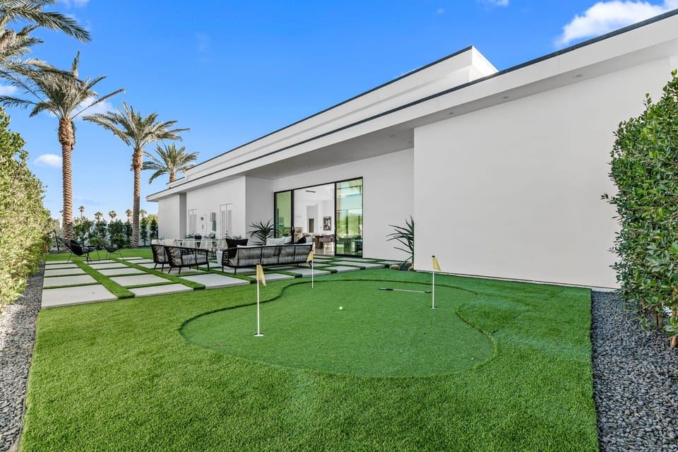 3-tiny hole micro putting green