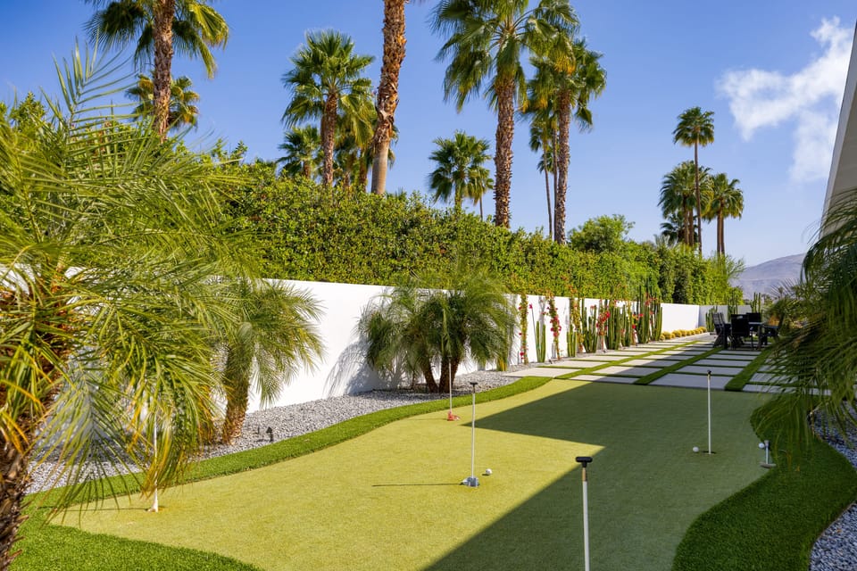 Putting green.