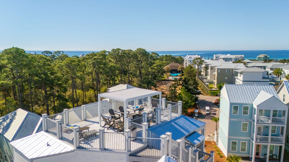 Elevate your experience on the rooftop—perfect for relaxing, socializing, and taking in the views!