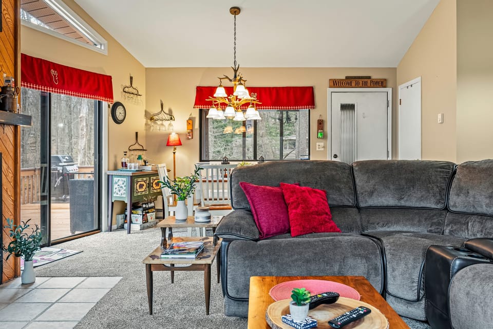 Living room with direct access to the deck.