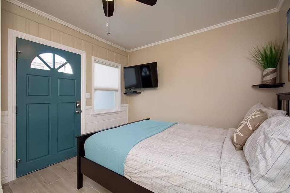 Queen bed. (Edgewater C)