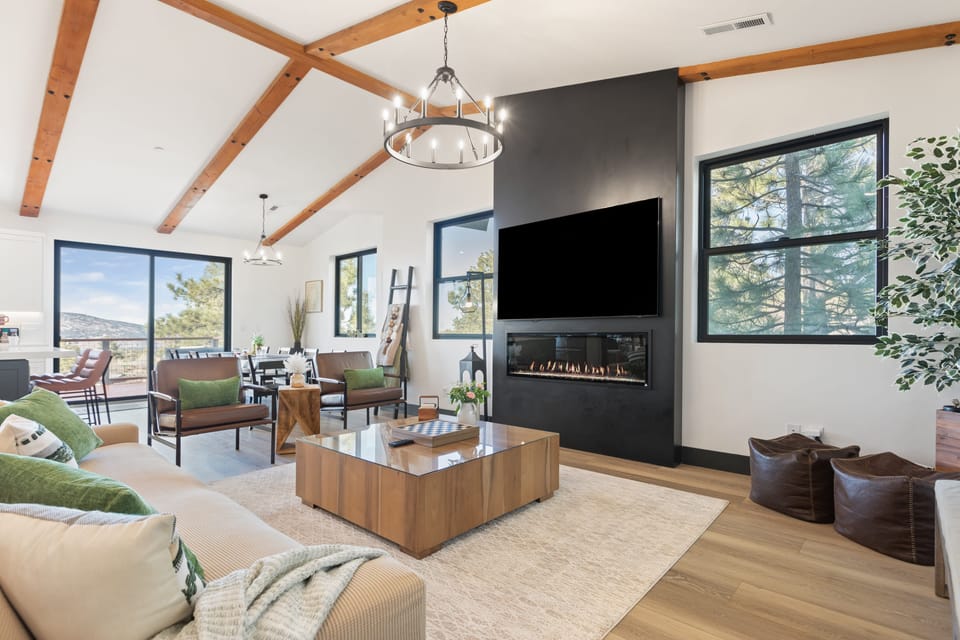 Seamless connection between the living area and scenic views.
