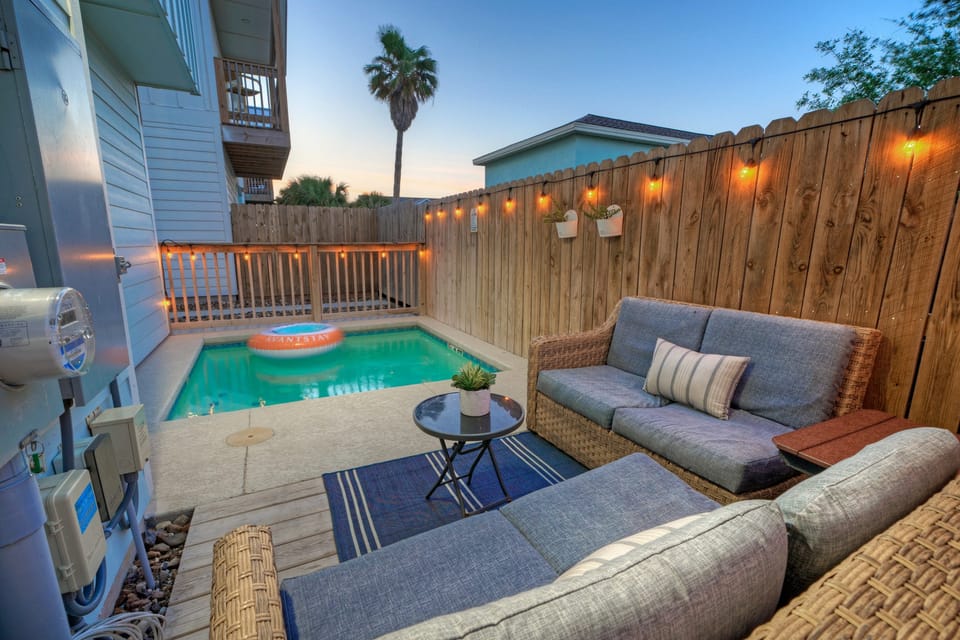 Private pool and outdoor lounging area. (Shore Thang)