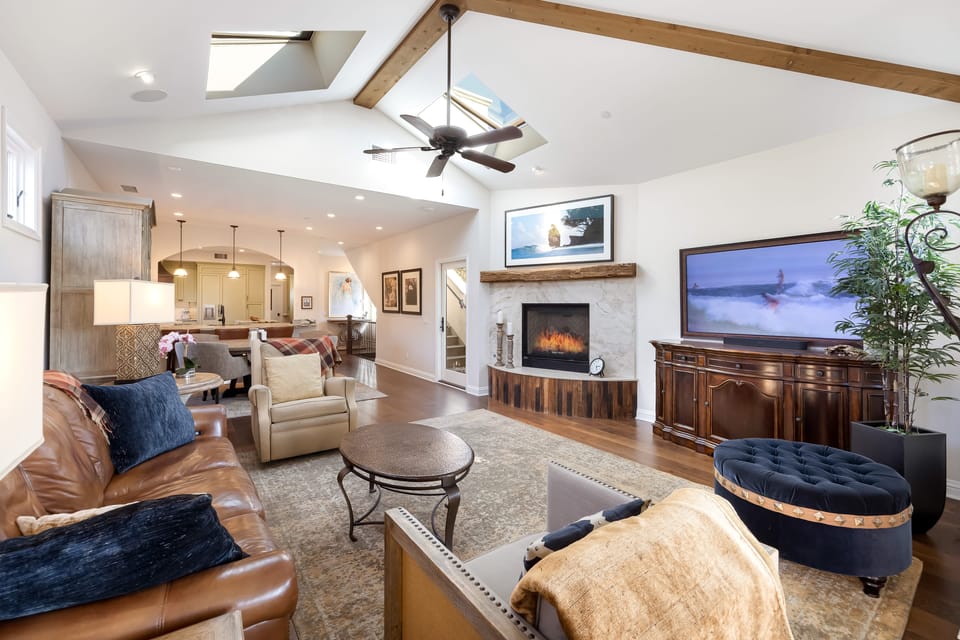 Open-concept living room & kitchen.