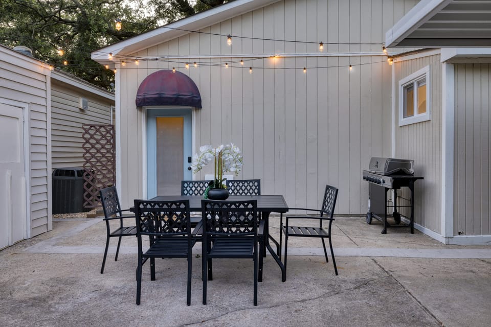 Carriage House: Al fresco dining.