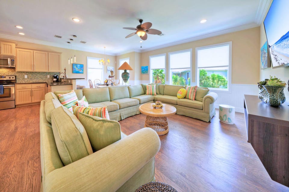 Living area with lots of space for your guests! (Palm Palace)