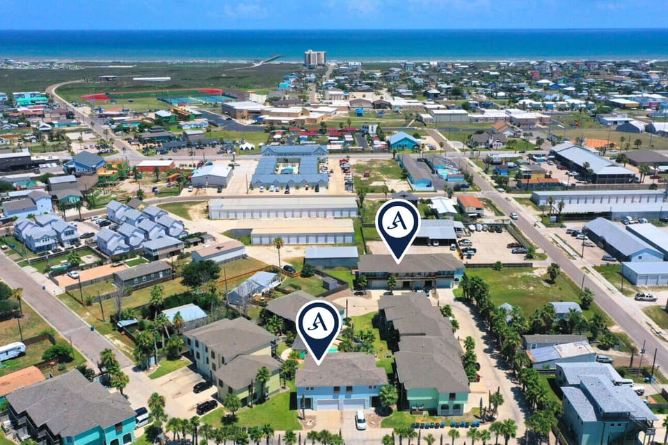 Located in the Las Palmeras community.