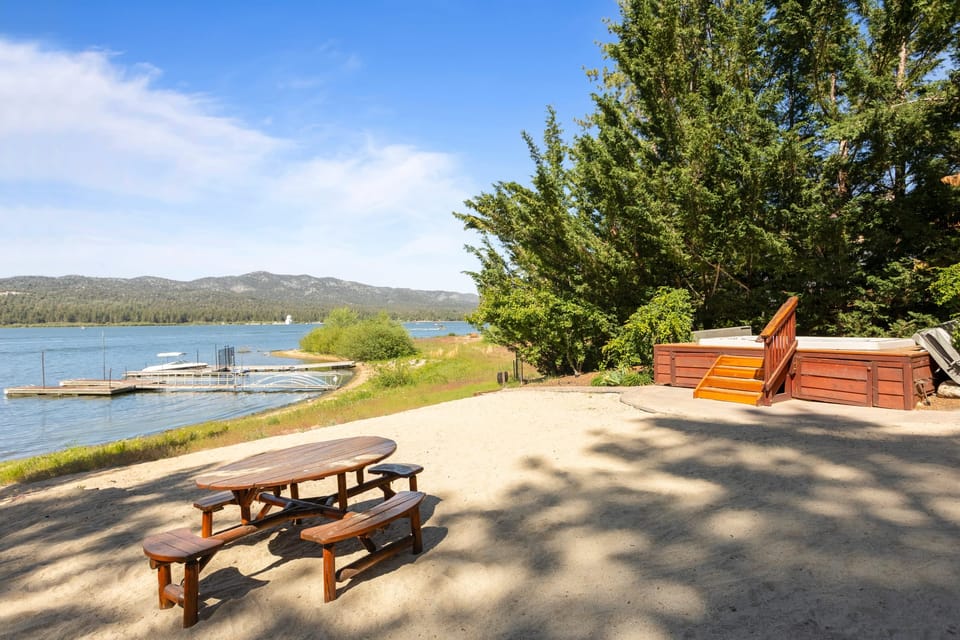 Picnic-style table. (Lagunita Shores)