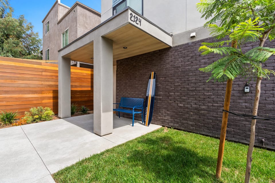 The perfect blend of contemporary design and inviting outdoor space. (Point View Luxe)