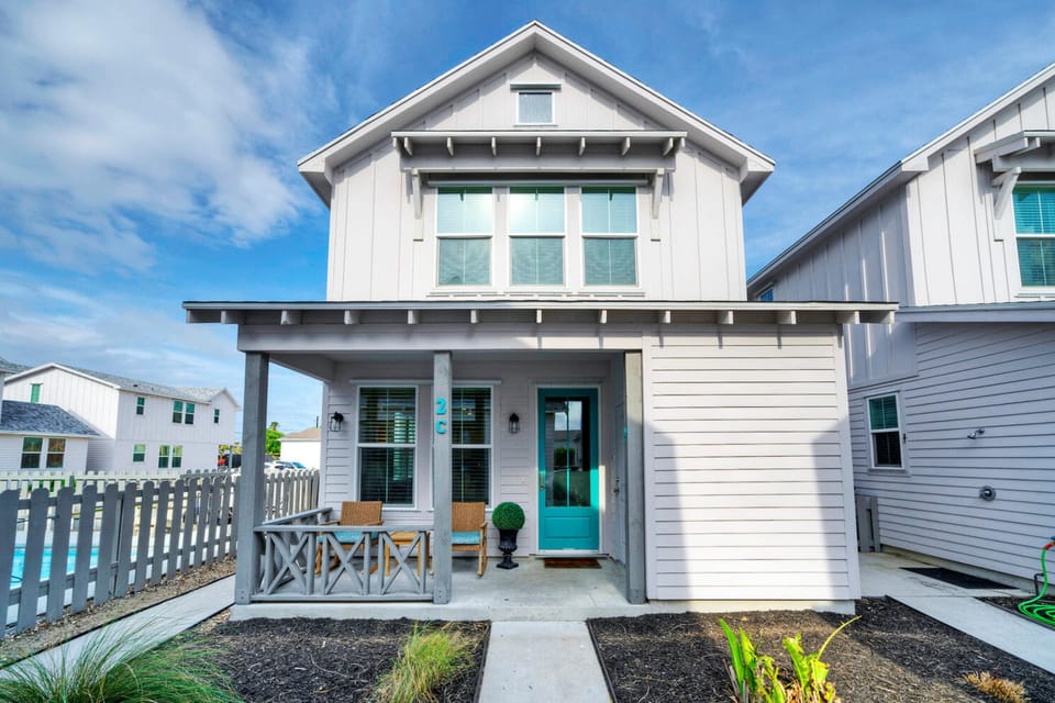 Classic beach house design. (Bluegrass Breeze)