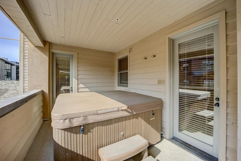 Hot tub time! (Mont Cervin #22)