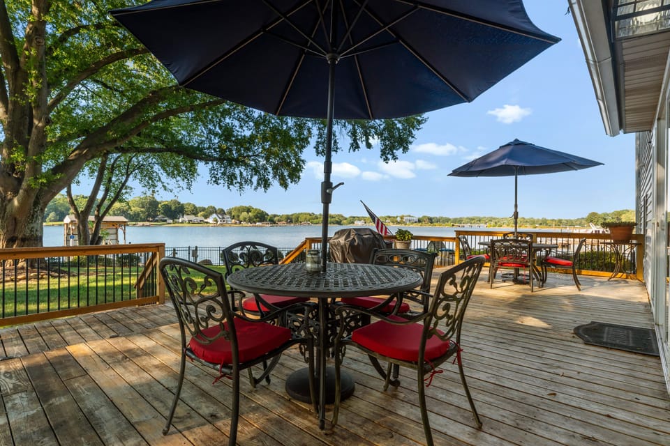 Dine al fresco on the deck with fresh air and relaxing lake views.