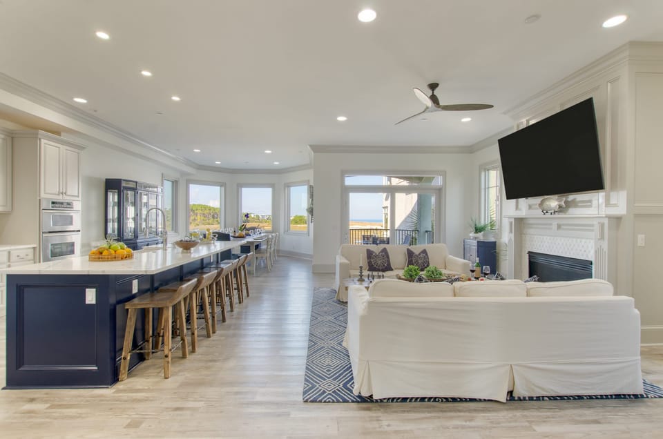 Open layout makes it easy for your group to connect. (Coastal Marsh)