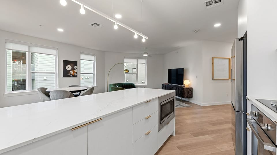 Modern South Lamar Stay + Pool, Restaurant, Bar, Dog Park, Creative Space | The Code at AvantStay Apartment in Austin