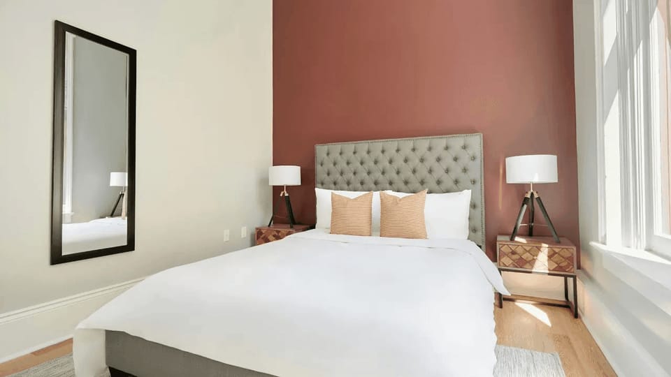 Bedroom 1 features a Queen bed.