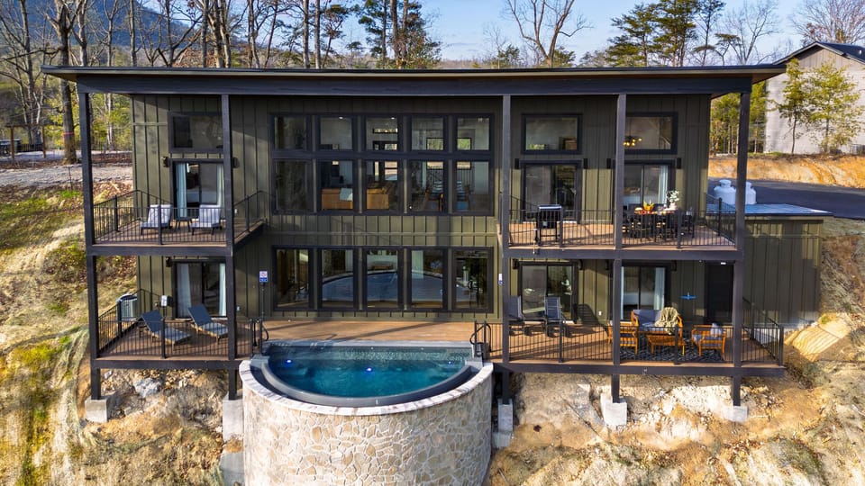 Striking modern mountain retreat featuring panoramic glass walls and an infinity-edge plunge overlooking the valley.