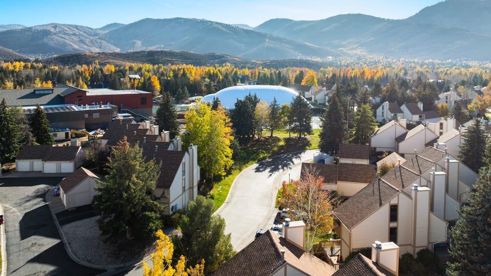 Aerial view of the property location and its neighborhood.