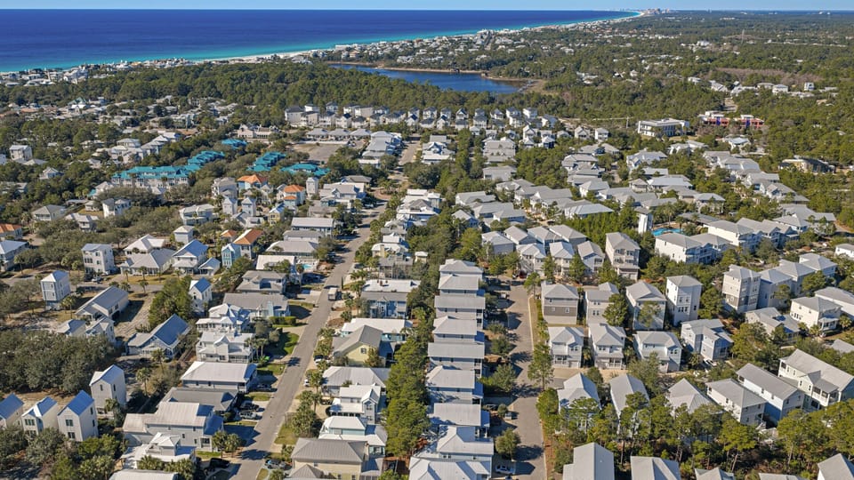 Experience Emerald Coast, AvantStay style.