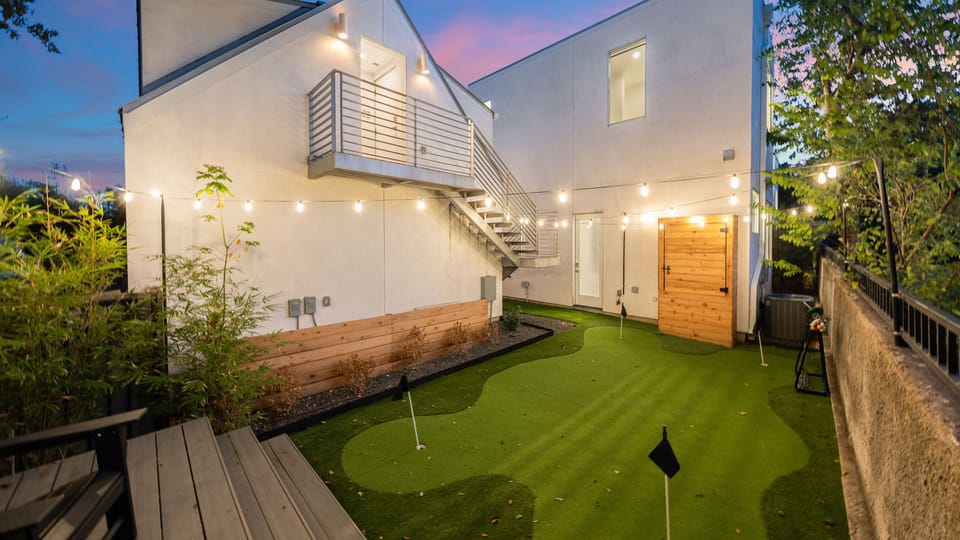 Putting green.