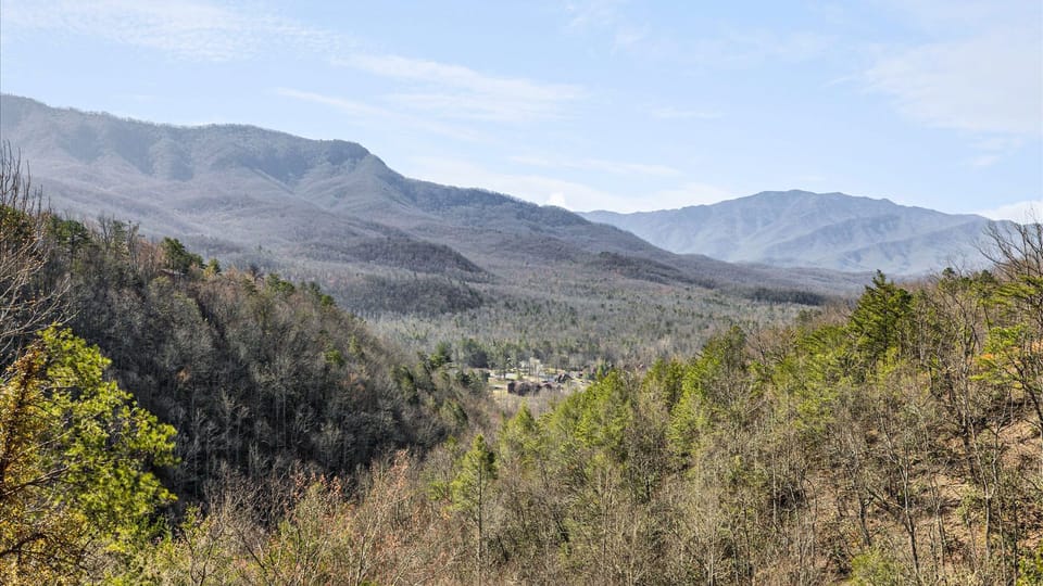 Experience Smoky Mountains, AvantStay style.