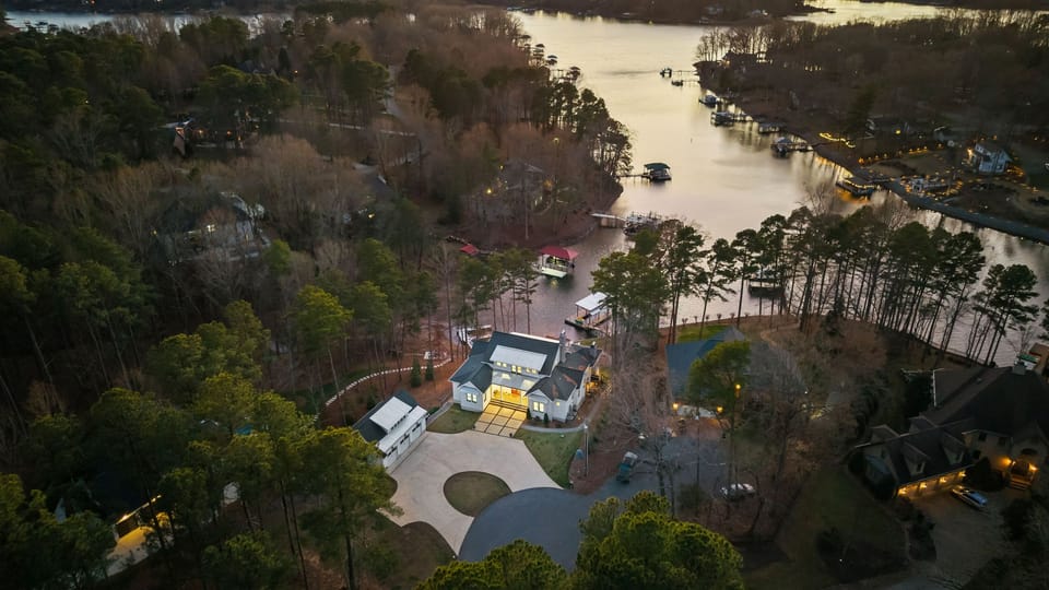 Experience Lake Norman, AvantStay style!