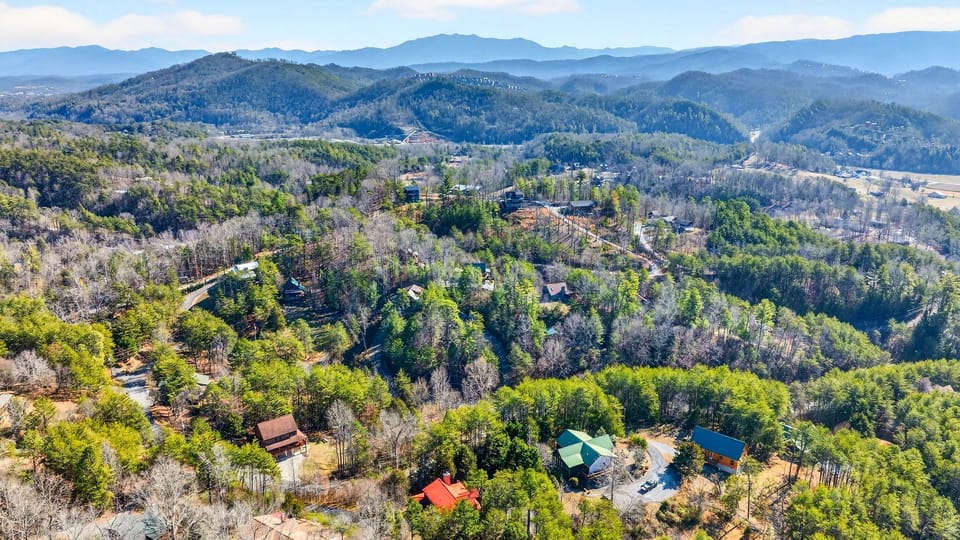 Experience Smoky Mountains, AvantStay style.