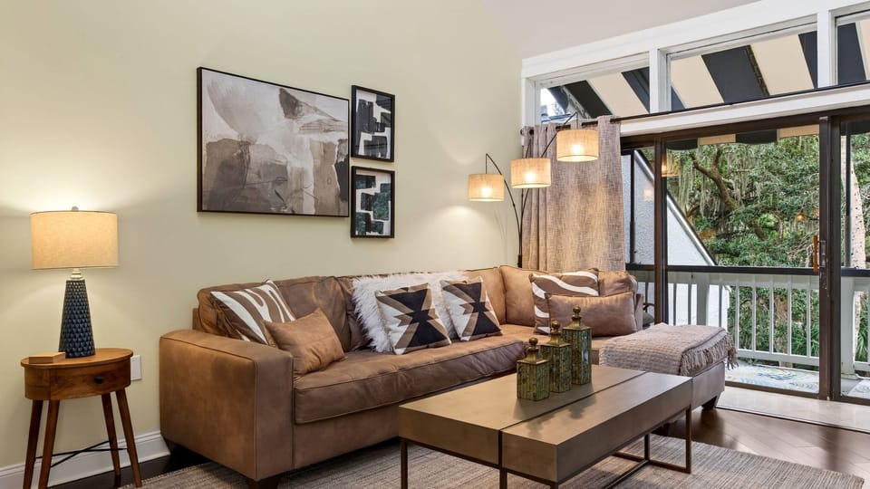 Bright living area with access to the balcony.