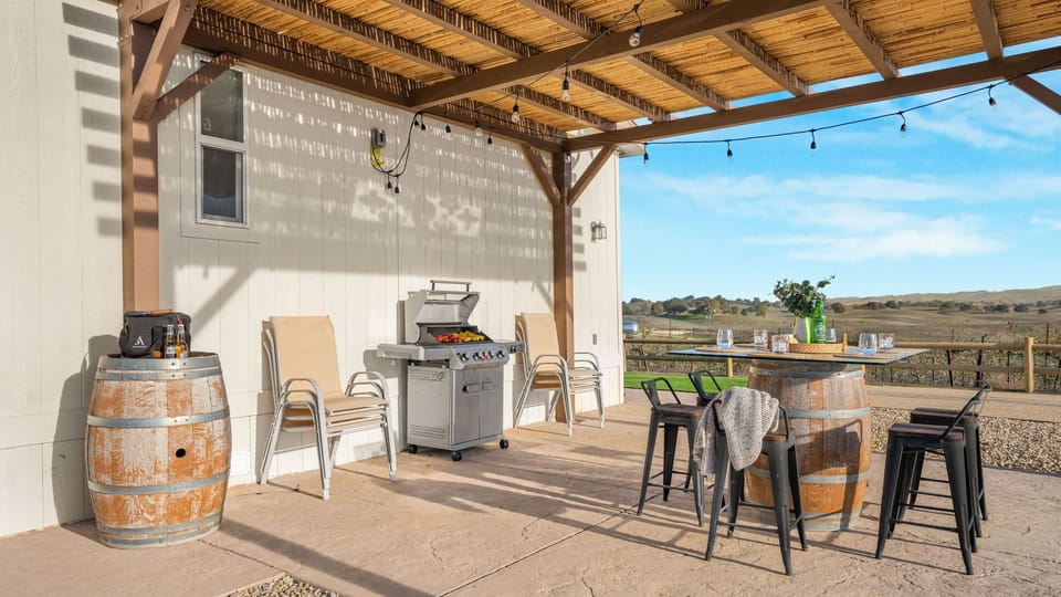 Outdoor dining and grilling with sweeping Paso Robles views. (Bombay Chardonnay)