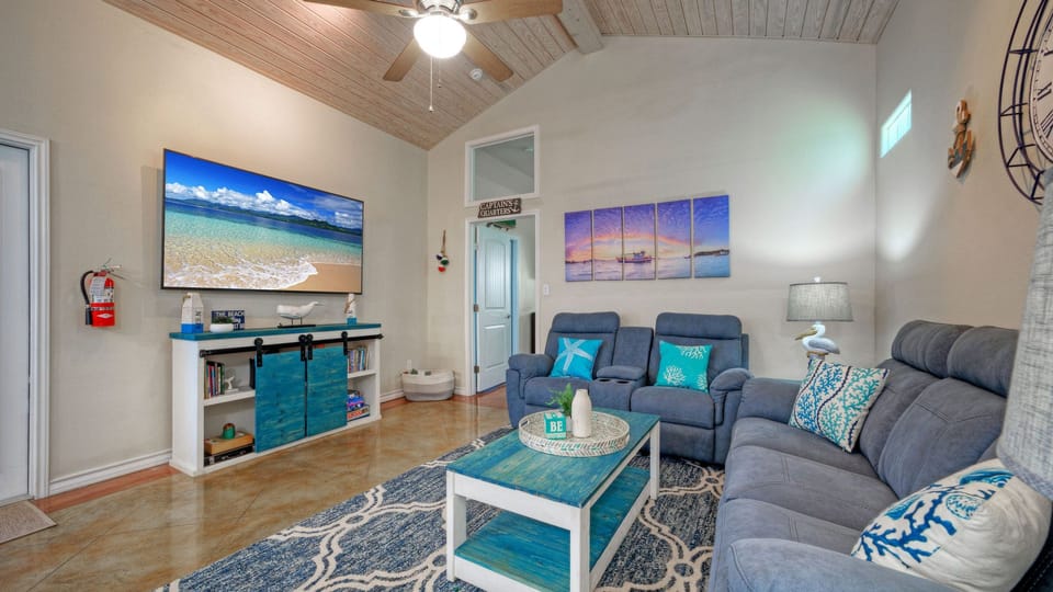 The Blue Pelican by AvantStay | Pirates Bay Retreat + 2 Shared Lagoon Pools | 3 Blocks to Beach House in Port Aransas