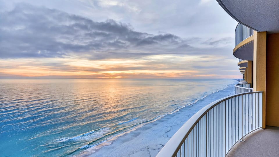 Front-row sunset seats—sip drinks on the oceanfront balcony as the sky melts into the Gulf.