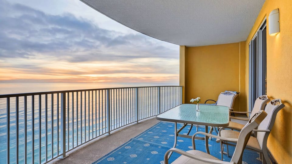 Front-row sunset seats—sip drinks on the oceanfront balcony as the sky melts into the Gulf.