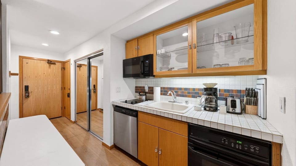 Fully equipped kitchen with everything you need for easy breakfasts, après-ski snacks, or cozy nights in.
