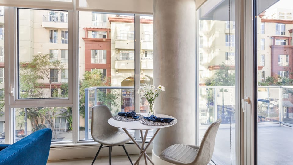 Ancora by AvantStay | Sky Lounge + Modern Interiors + Pool + Spa | Steps to Little Italy Restaurants & Waterfront Apartment in San Diego