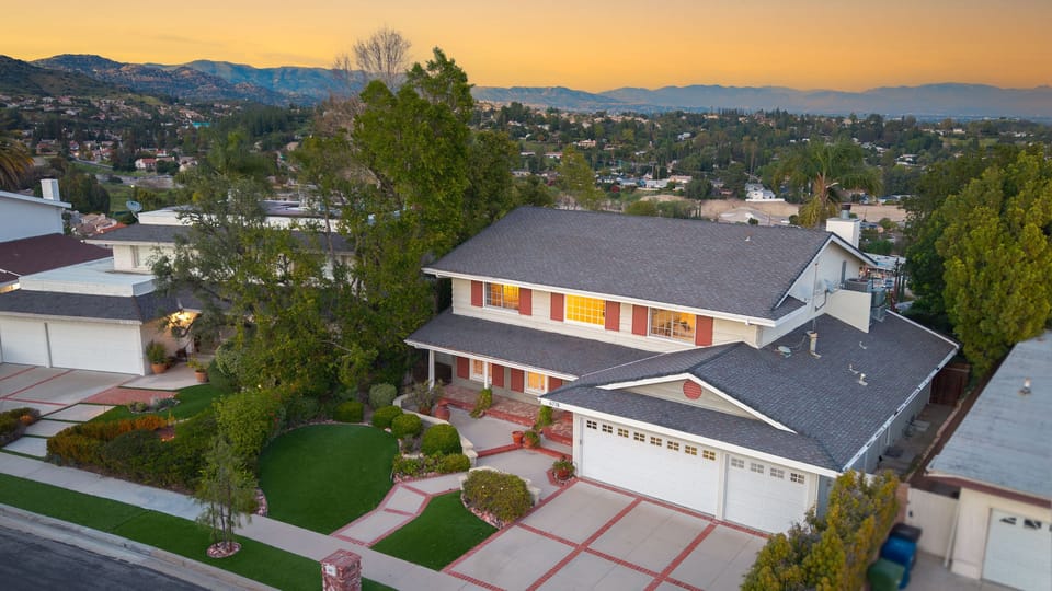 Views of the vibrant neighborhood.