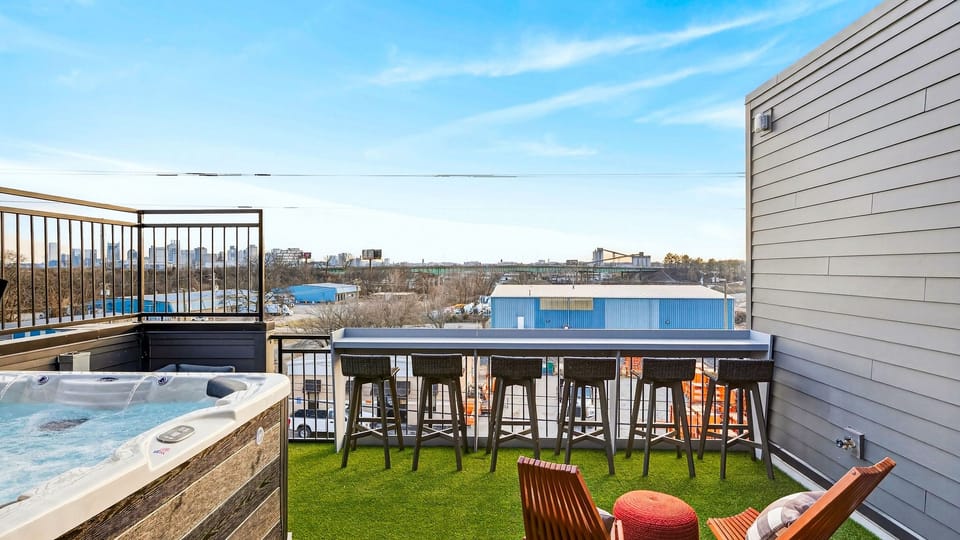 Sip, soak, and skyline-gaze—rooftop hot tub + bar seating for sunset hangs. (The Lodge)