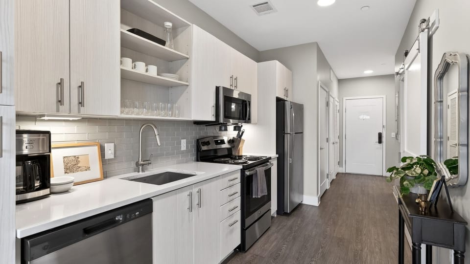 Belcourt by AvantStay | Deluxe Studio + Private Balcony | Walk to Vanderbilt House in Nashville