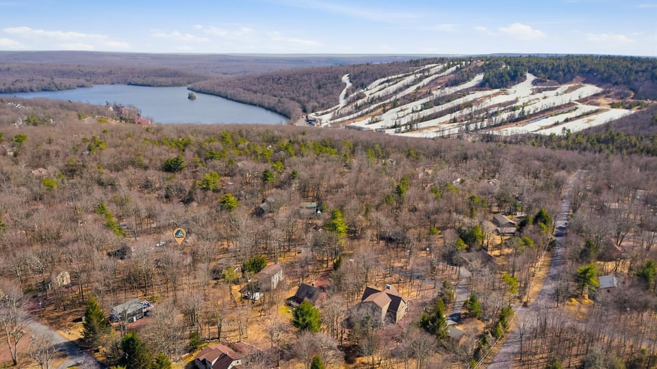 Bird’s-eye view showing proximity to both the lake and the local ski slopes.