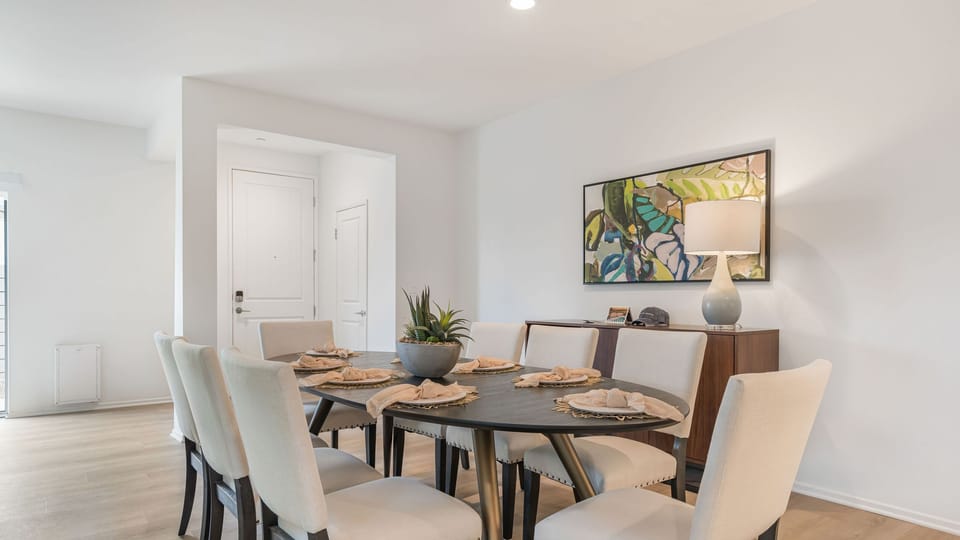 A chef-inspired dining area perfect for hosting group dinners of up to 10 guests.