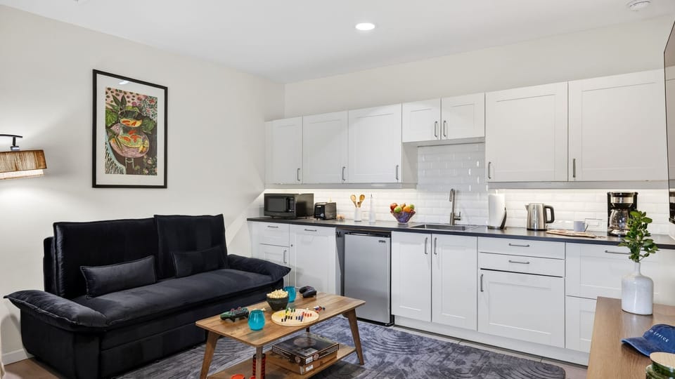 Relax in this stylish studio retreat featuring a sleek kitchenette, cozy lounge space, and everything needed for a comfortable stay.