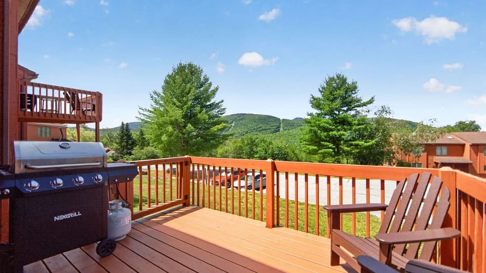 Uncas by AvantStay | Sleeps 7 + Bunk Room + 3 Baths | Resort Pool + Game Room | Gore Mountain House in Hudson Valley