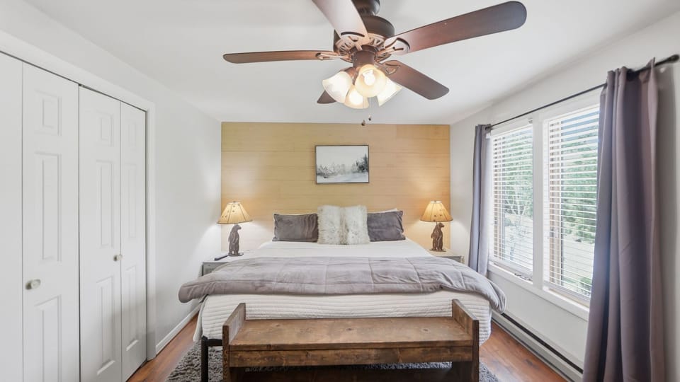 Hedges by AvantStay | Indoor Heated Pool + Game Room | Skiing + Hiking + Rafting House in Hudson Valley