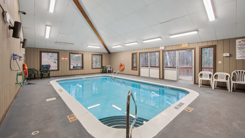 Open Pit by AvantStay | Ski Retreat + Jetted Tub | Shared Indoor Pool + Sauna + Games House in Hudson Valley