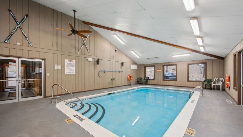 Pine Knot by AvantStay | Heated Pool + Rec Lounge | Near Gore Mtn House in Capital District, NY, USA