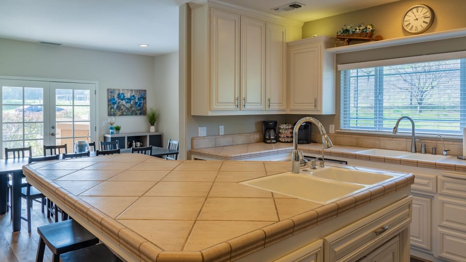 Hidden Hills Olives and Oaks by AvantStay | Olive Orchard + Pool | Central Coast House in Sierra Nevada