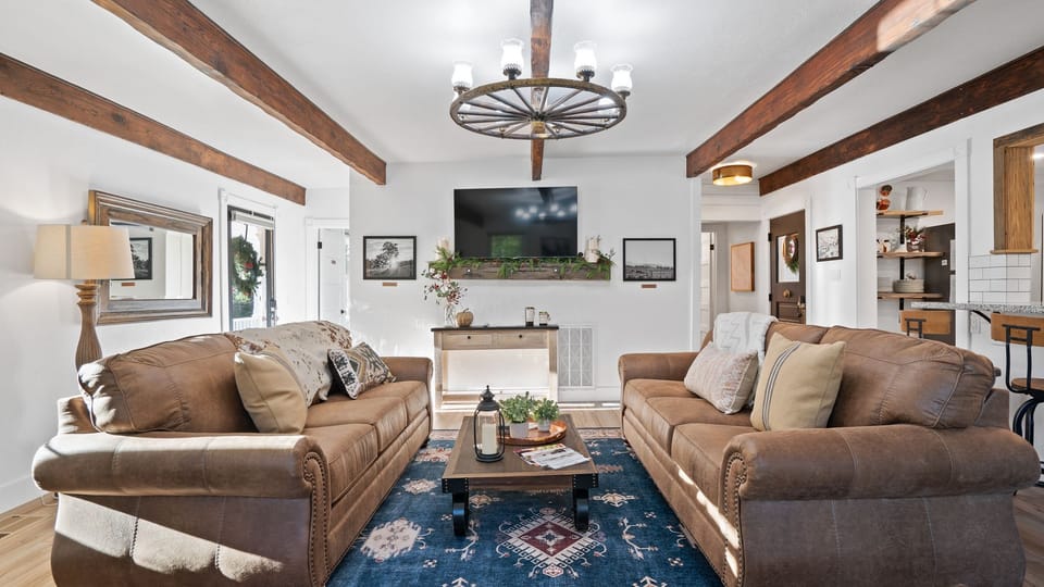 8 Mile House by AvantStay | Historic 1877 Ranch + Party Barn | Wine Country House in Sierra Nevada