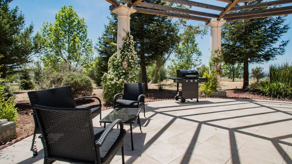 Relax beneath the pergola in the fresh air.
