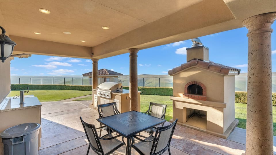 The Shandon House by AvantStay | Pool + Jacuzzi + Hilltop Views | Paso Wine House in Sierra Nevada