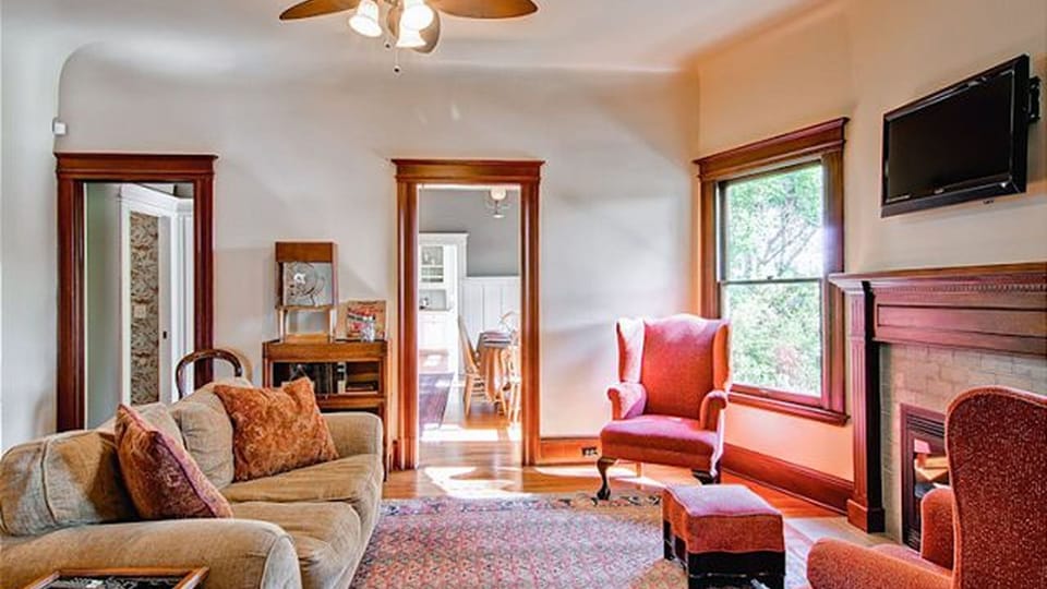 Downtown Diggs by AvantStay | Spa + Chef's Kitchen | Walk to Wineries House in Paso Robles
