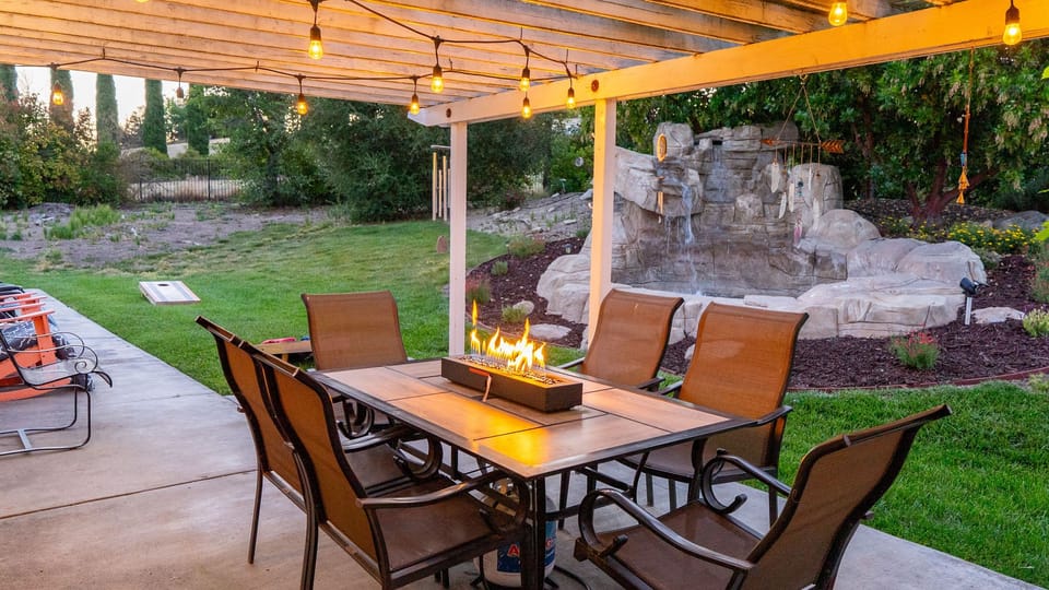 Summer Place by AvantStay | Waterfall Spa + Backyard | Atascadero Wine Country House in Sierra Nevada